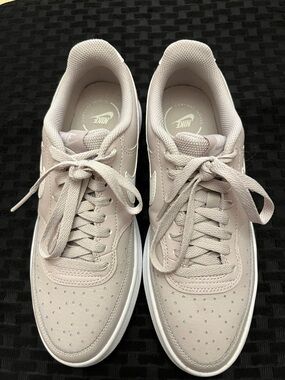 Women’s Nike Shoes. Excellent condition. Light lavender in color